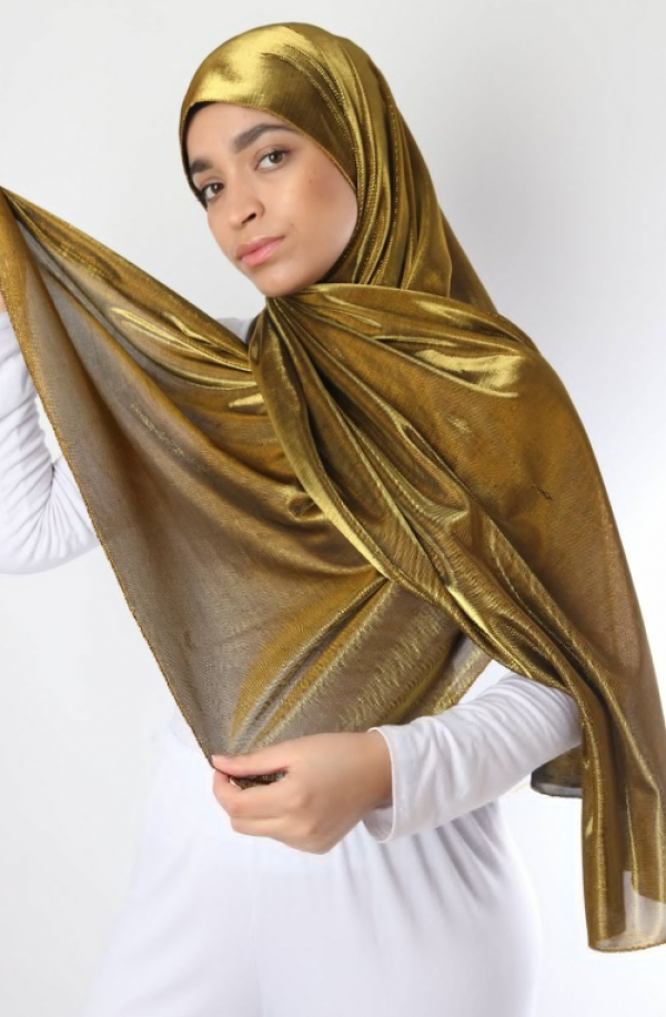 Hijab satin dengan warna metalik
